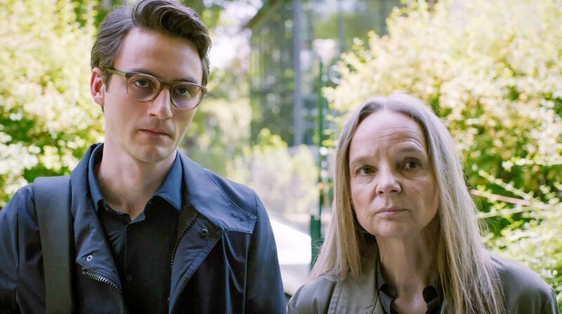 Das Ermittlerduo aus Wien Lukas Leodolter (Tobias Resch, l.) und Elfriede Grünberger (Sissy Höfferer, r.) bleiben hartnäckig bei den Befragungen. – Bild: ARD/​ORF/​MR Film
