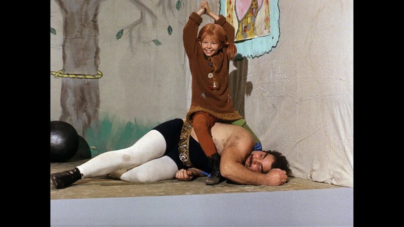 Pippi Langstrumpf (Inger Nilsson) hat dem „starken August“ die erste Niederlage in seiner Karriere beigebracht. – Bild: ZDF/​Studio 100 Media