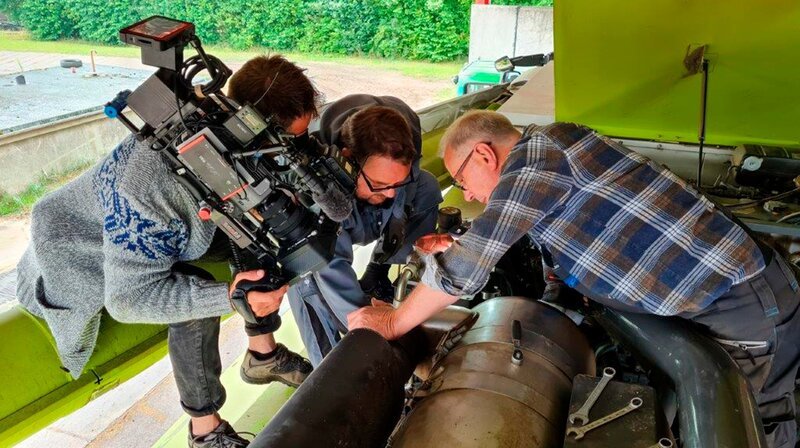 Werner ersetzt den alten verrußten Brennkopf - der Retter in der Not. – Bild: NDR/HanseTV/Anke Riedel Werner ersetzt den alten verrußten Brennkopf - der Retter in der Not. – Bild: NDR/HanseTV/Anke Riedel