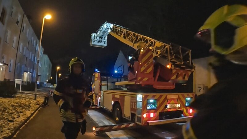 Es brennt in einem Wohnhaus, und die Feuerwehrleute müssen sich beeilen. – Bild: Warner Bros. Discovery