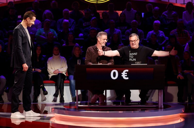 Moderator Kai Pflaume (M.) und seine Rateteam-Kapitäne Bernhard Hoëcker (l.) und Elton (r.) begrüßen in dieser Sendung den Fernsehmoderator und Sportkommentator Tom Bartels (2.v.l.) und den Fernsehmoderator Michael Antwerpes (2.v.r.). – Bild: ARD/​Morris Mac Matzen