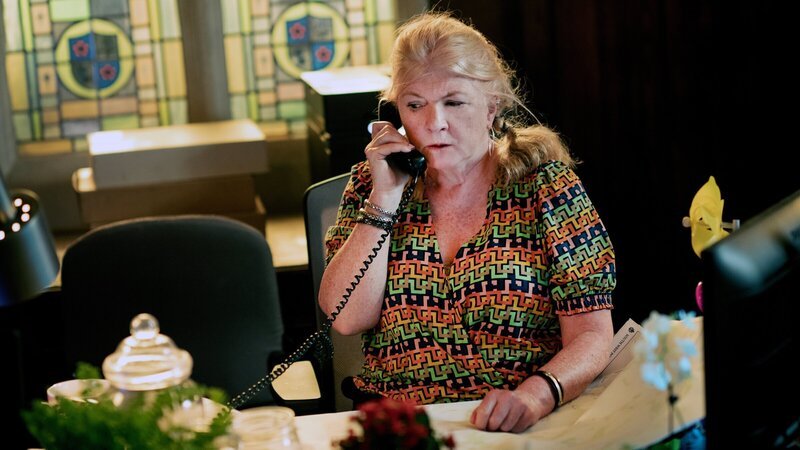 Polizei-Bürokraft Margo Martins (Felicity Montagu) trägt wichtige Informationen für die Ermittlungen zusammen. – Bild: ZDF und BBC Studios 2023./​BBC Studios 2023