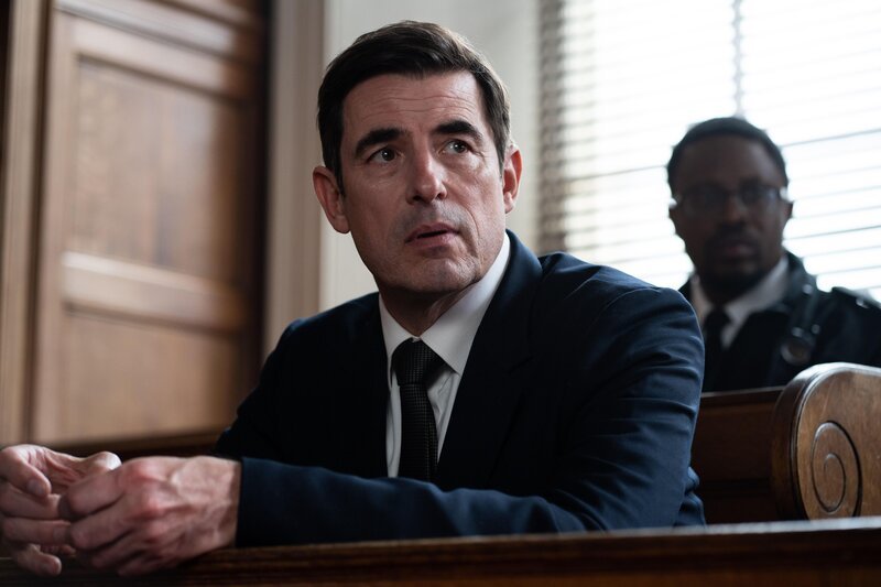 Der Dean (Claes Bang) rechnet jeden Moment mit seinem Freispruch. – Bild: Big Talk Productions