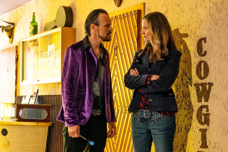 Heike König (Steffie Neubauer, l.) will den „Dart King“ Sascha Schuster (Robert Besta) davon abhalten, am anstehenden Turnier teilzunehmen. – Bild: ZDF und Martin Rottenkolber