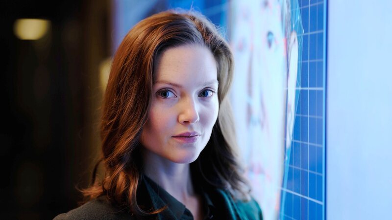 Befindet sich inmitten einer neuen Verschwörung: Holliday Grainger als Rachel Carey – Bild: SRF/​NBCU /​ NICK WALL