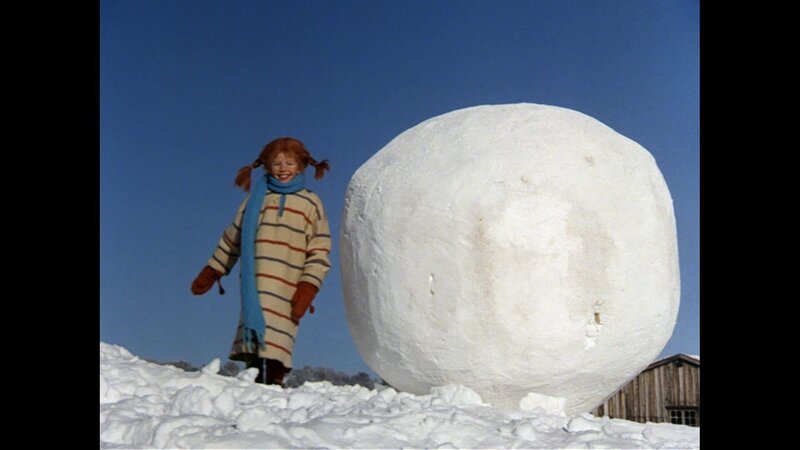 Pippi (Inger Nilsson) hat aus dem ersten Schnee eine riesige Kugel gebaut, die den beiden Ganoven Donner-Karlsson und Bloom gleich zum Verhängnis werden wird. – Bild: ZDF/​Studio 100 Medaia