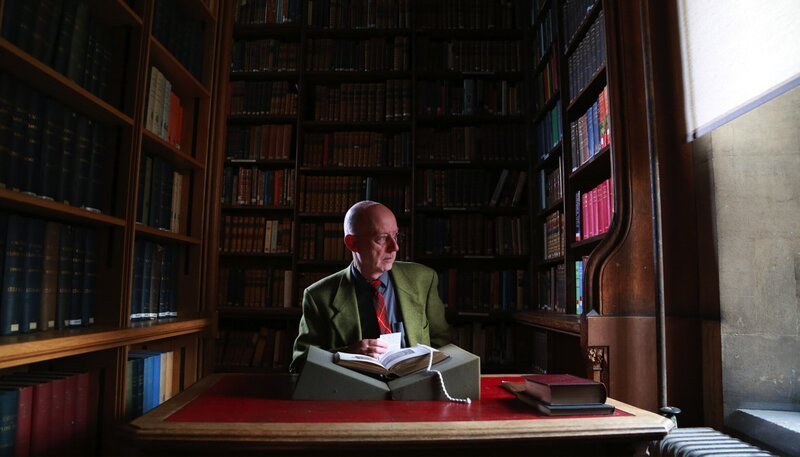 Professor Leo Carruthers erläutert, dass J.R.R. Tolkien ebenfalls Wissenschaftler beziehungsweise Mediävist war und er sich als Erzähler sehr gründlich mit dem europäischen Sagenkreis beschäftigt hat. – Bild: WDR/​WDR/​Cerigo Films