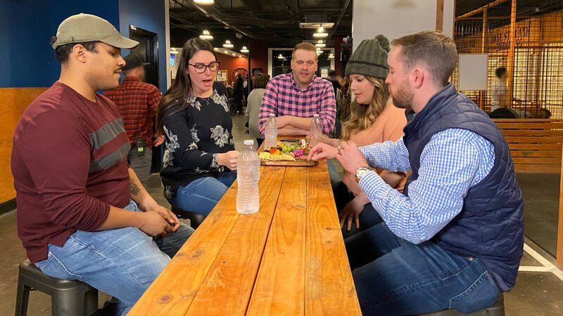 Tim hangs out with friends at an axe-throwing bar in Dallas – Bild: Discovery Communications, LLC