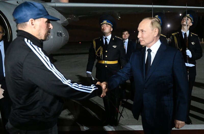 Die Agenten der russischen Geheimdienste sind ein scharfes Schwert Präsident Putins. Sie kämpfen an seiner Seite, um Russland wieder zu alter Größe zu führen und seine Macht zu sichern. In einem großen Gefangenenaustausch mit dem Westen holte der russische Präsident im Sommer 2024 hochrangige Agenten nach Hause und empfing sie persönlich am Flughafen in Moskau. – Bild: phoenix/ZDF/Voskresensky, Mikhail Die Agenten der russischen Geheimdienste sind ein scharfes Schwert Präsident Putins. Sie kämpfen an seiner Seite, um Russland wieder zu alter Größe zu führen und seine Macht zu sichern. In einem großen Gefangenenaustausch mit dem Westen holte der russische Präsident im Sommer 2024 hochrangige Agenten nach Hause und empfing sie persönlich am Flughafen in Moskau. – Bild: phoenix/ZDF/Voskresensky, Mikhail