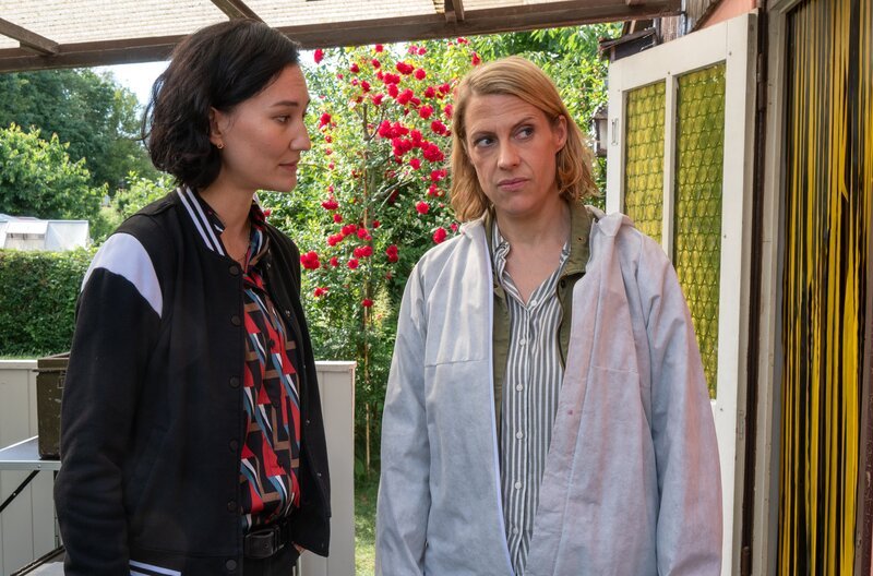 Tamara Meurer (Anja Pahl, r.) war zufällig als erstes am Tatort, weil sie ihre Freundin in der Kleingartenanlage besucht hat. Pauline Hobrecht (Agnes Decker, l.) und Tamara fragen sich nun, wer für den Mord verantwortlich ist. – Bild: ZDF und Fotografin: Britta Krehl