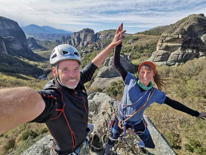 Julia und Mark aus Saalfeld lieben die vertikale Herausforderung. Gemeinsam mit dem BIWAK-Team klettern sie auf die Konglomerat-Gipfel in Belogradtschik. – Bild: MDR/Mark Wustuba Julia und Mark aus Saalfeld lieben die vertikale Herausforderung. Gemeinsam mit dem BIWAK-Team klettern sie auf die Konglomerat-Gipfel in Belogradtschik. – Bild: MDR/Mark Wustuba