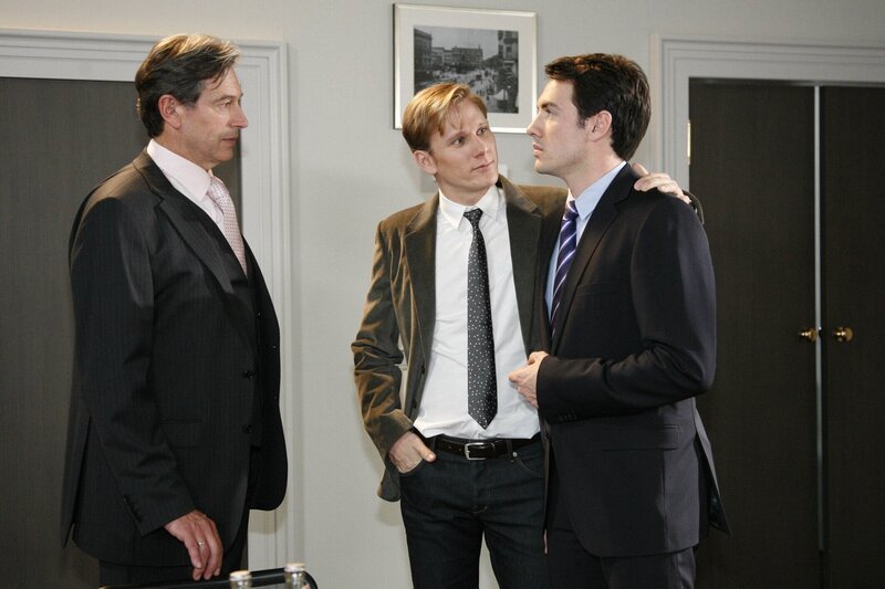 Julius (Günter Barton, l.) fordert, die Rivalität zwischen den Brüdern Mark (Arne Stephan, r.) und Philip (Philipp Romann, M.) zu beenden und stattdessen zum Wohle des „Aden“ konstruktiv zusammenzuarbeiten. – Bild: Mosch