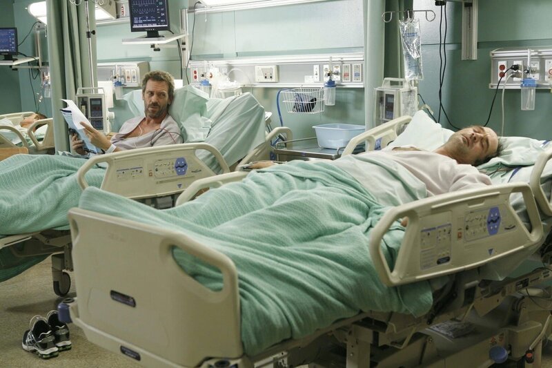 Als House (Hugh Laurie, l.) wieder zu Bewusstsein kommt, befindet er sich gemeinsam mit dem vermeintlichen Todesschützen in einem Zimmer. Wieso hat der Mann namens Moriarty (Elias Koteas) auf House geschossen? – Bild: Fox Broadcasting Co.