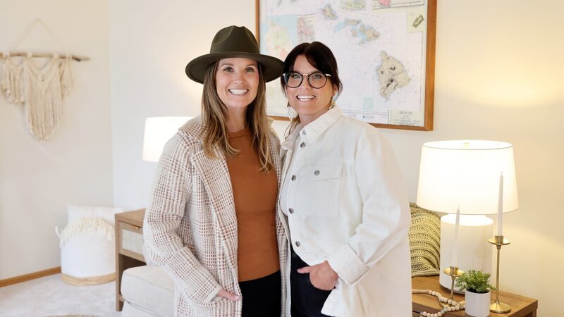 Leslie Davis and Lyndsay Lamb posing together on reveal day, as seen on Unsellable Houses, Season 5. – Bild: Warner Bros. Discovery, Inc. or its subsidiaries and affiliates. All rights reserved.