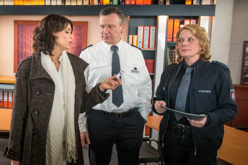Jasmin (Gerit Kling, l.) zeigt Haller (Hannes Hellmann, M.) und Claudia (Janette Rauch, r.) die Diätpillen und möchte, dass Haller einen Durchsuchungsbeschluss für das medizinische Institut besorgt. Sie ist sich sicher, dass sämtliche Studien zu den Diätpillen gefälscht sind. – Bild: ZDF/​Boris Laewen