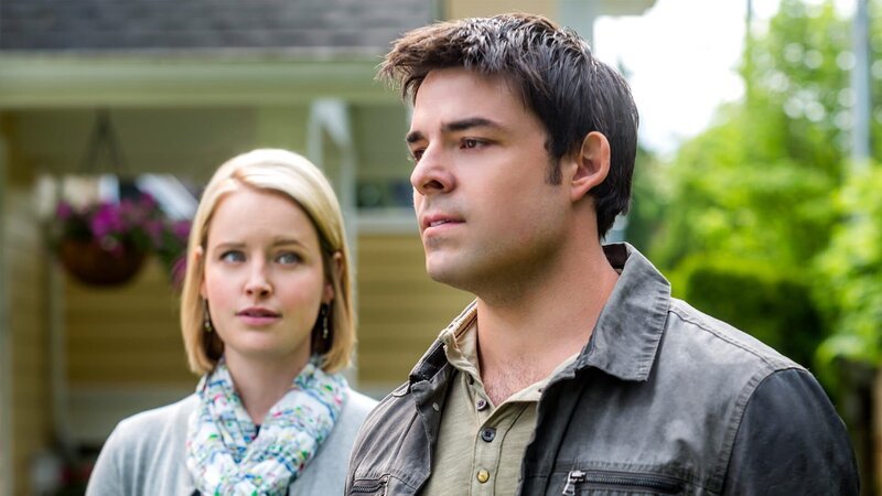 Justine (Sarah Smyth, li) möchte, dass Luke (Jesse Hutch, re) endlich über seine Kriegserlebnisse redet – Bild: AXN White