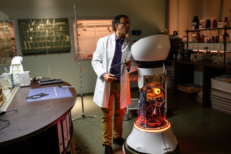 Irgendwas ging in der Mordnacht im Hotel Futuro nicht mit rechten Dingen zu. Unerklärlicherweise fehlen genau aus dieser Nacht sämtliche Kameraaufzeichnungen und auch mit Service-Roboter „Futu 1“ stimmt etwas nicht: KTU-Leiter Jan Arnaud (Mike Zaka Sommerfeldt) will herausfinden, ob der Roboter die Kommissare zum richtigen Täter führen kann. – Bild: MARKUS_FENCHEL