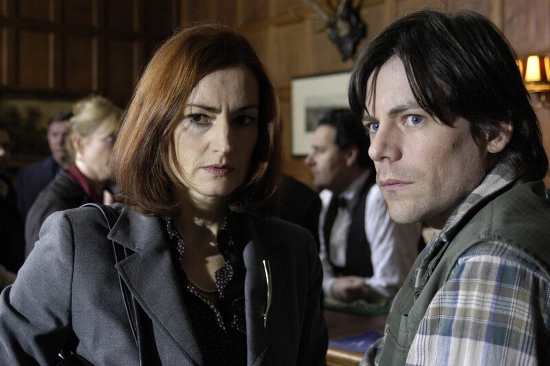 Julia Benson (Pooky Quesnel) und Garth Platt (David Crow). – Bild: ZDF/​All3Media