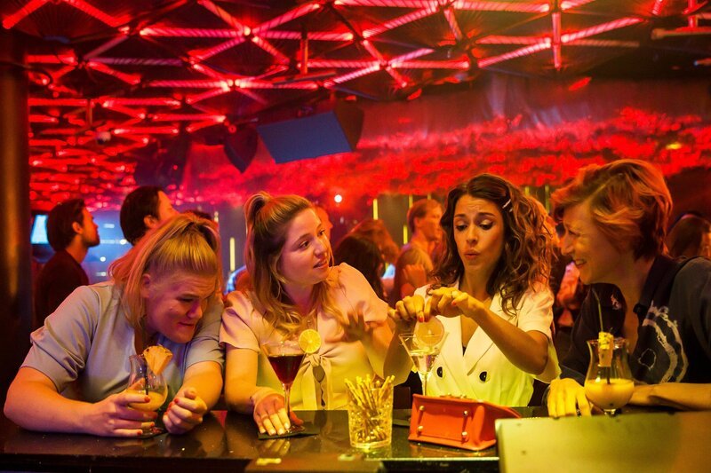 V.l.: Charly (Anna Julia Antonucci), Micki (Caroline Maria Frier), Doro (Gisa Flake), Trudi (Mareile Blendl) – Bild: TVNOW /​ UFA Fiction /​ Daniela Incoronato