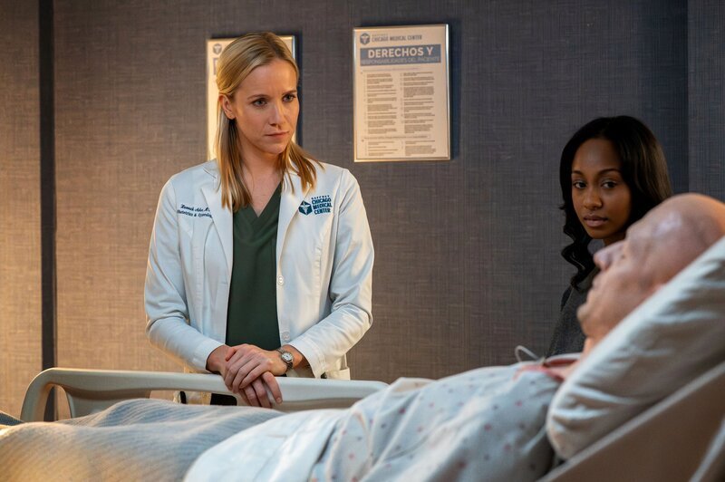 CHICAGO MED -- „Triple Threat“ Episode 1108 -- Pictured: (l-r) Jessy Schram as Dr. Hannah Asher, Tetona Jackson as Esme Lockhart, Zach Appelman as Jeremy Lockhart – Bild: NBC /​ Universal Television