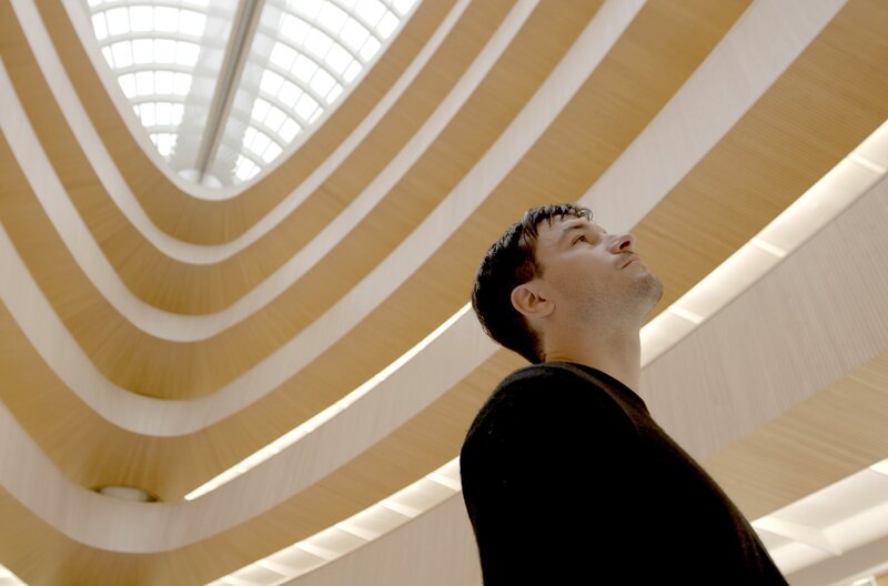Regisseur und Autor Kim Allamand in der von Santiago Calatrava entworfenen rechtswissenschaftlichen Bibliothek der Universität Zürich. Hier wurden einige Episoden aus Allamands Kurzfilm „Heart Fruit“ gedreht.  – Bild: WDR
