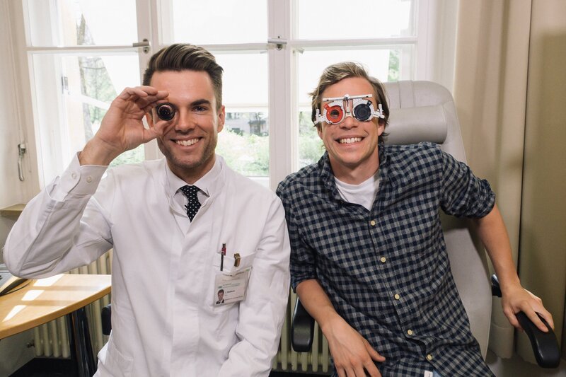 Tobi mit Augenarzt Jakob Siedlecki beim Sehtest. – Bild: BR/​Hans-Florian Hopfner