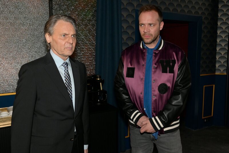 Erik (Patrick Heinrich, r.) bekräftigt vor Gerner (Wolfgang Bahro), wie ernst ihm alles ist. – Bild: RTL