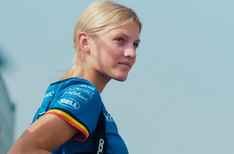  Den Blick auf die Formel Eins gerichtet: Die junge Rennfahrerin Mathilda Paatz lässt sich auf ihrem Weg nach oben von nichts bremsen. © – Bild: SWR /​ FilmakademieBW /​ Hanno Mertin /​ SWR Presse/​Bildkommunikation