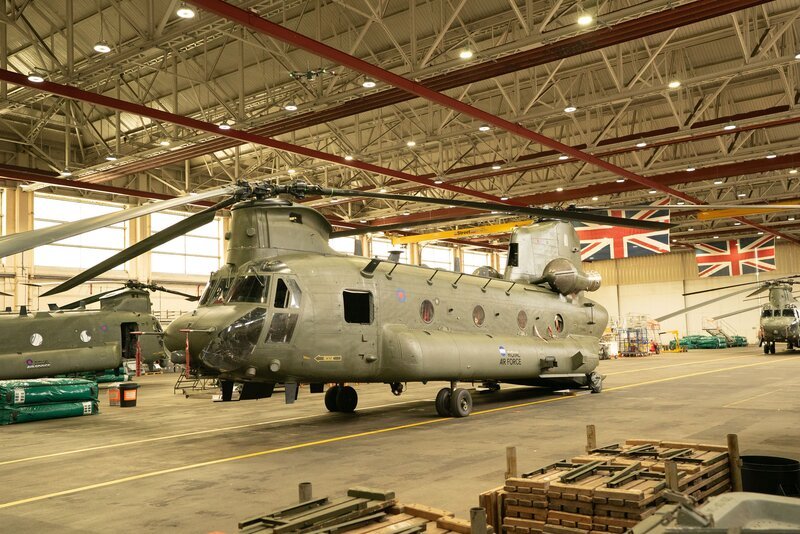 Nahaufnahme des Chinook-Hubschraubers im Hangar. – Bild: Tess Benjamin /​ Zinc Media Group