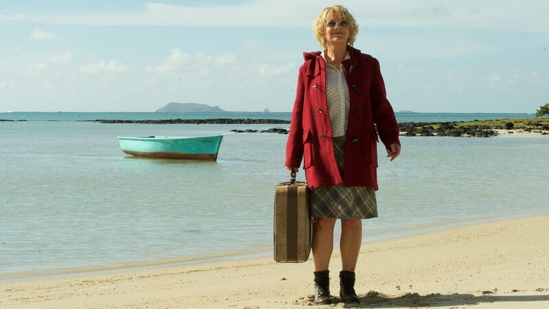Henriette Höfner (Saskia Vester) sucht ihr Glück als Kindermädchen in Mauritius. – Bild: Bavaria Media GMBH