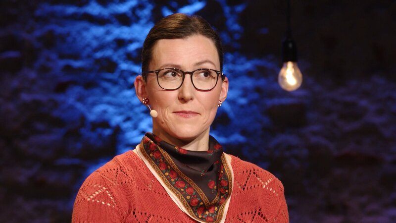 Kabarettistin Martina Schwarzmann mit ihrem Programm „Ganz einfach“ während des Drehs von ServusTVs „Martina Schwarzmann – ganz einfach“ in der Nähe von München, Bayern, Deutschland. – Bild: ServusTV /​ Gregor Wiebe