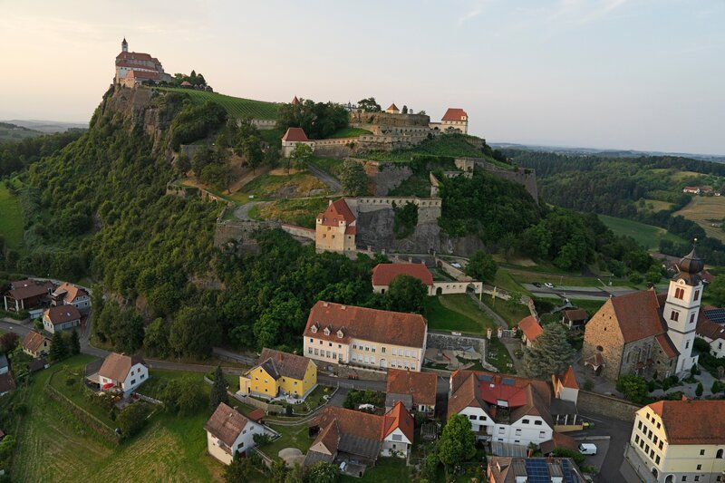 Landschaftsbild Riegersburg. – Bild: ServusTV /​ Wegafilm /​ Lukas Beck