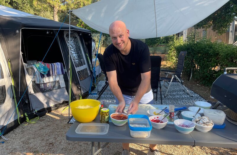 Steven Graumann ist in seinem Element: mindestens einmal die Woche gibts frische Pizza! – Bild: WDR/​Sagamedia GmbH