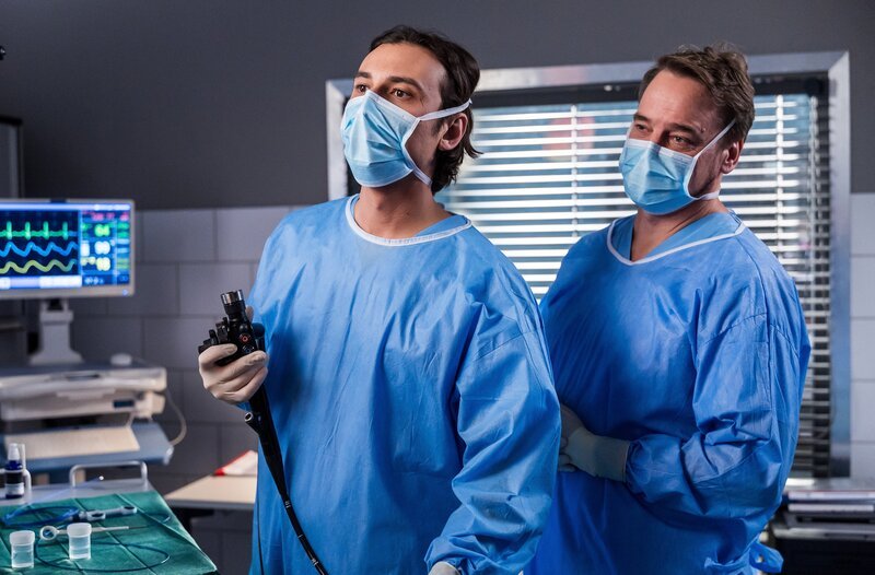 Dr. Marc Lindner (Christian Beermann, r.) und Ivo Maric (Jakob D’Aprile, l.) führen bei ihrem Patienten eine Ösophagoskopie durch. – Bild: ARD/​Michael Kremer