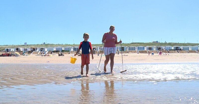 Hugo (5 Jahre) verbringt den Sommer mit seiner Familie im Strandhaus auf den Dünen. Mit seiner Mutter möchte Hugo Nordseekrabben fangen. – Bild: ZDF/​KRO-NCRV