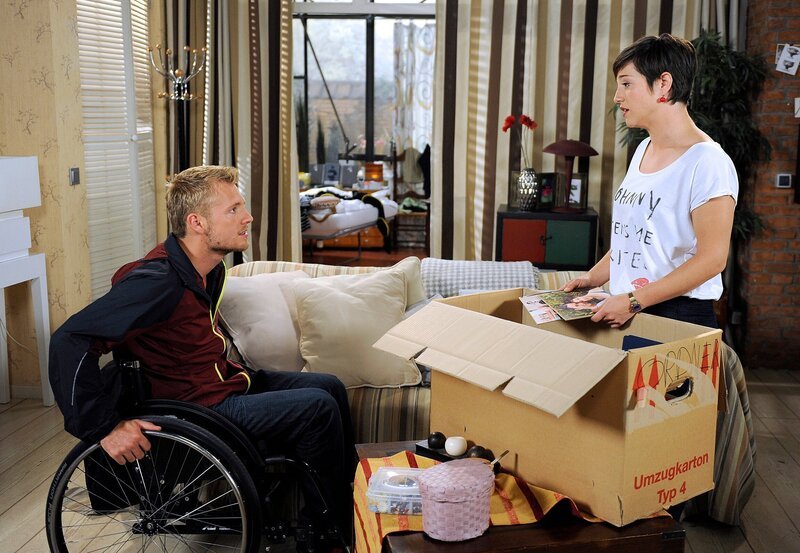 Robin (Niklas Osterloh, l.) ist sauer auf Ariane (Alexandra Horn, r.), die nur das Beste für ihn will. – Bild: ARD/​Nicole Manthey