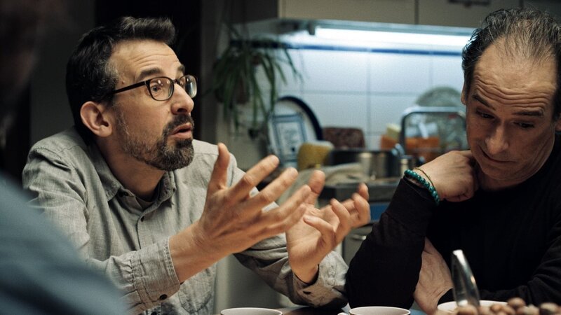 Der Dirt Devil hat eine unglaubliche Saugkraft: Markus Urbscheit als Felix, Pablo Aguilar als Antonio – Bild: Rolf Hellat