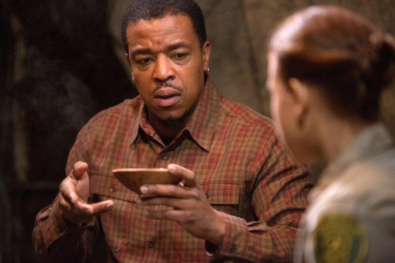 Die Suche nach einem verschwundenen Jungen führt Hank Griffin (Russell Hornsby) ins Indianerreservat. Hier erzählt man, dass der Geist Mishipeshu von ihm Besitz ergriffen hat. – Bild: NBC /​ UNIVERSAL