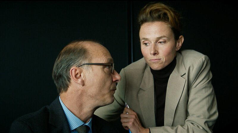 Konrad und Ilsa beraten sich. – Bild: WDR/​Cinétévé/​Studio Hamburg Serienwerft