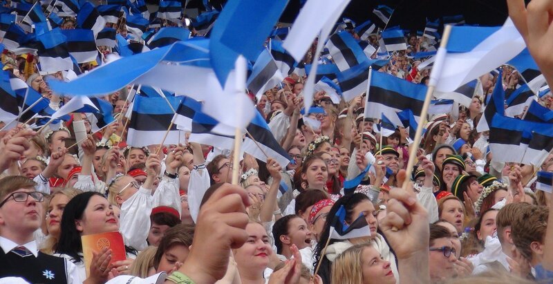 Beim „Laulupidu“ singen 20.000 Kinder und junge Erwachsene vor über 70.000 Zuschauern ein gemeinsames Konzert. – Bild: rbb/​Frank Kleemann