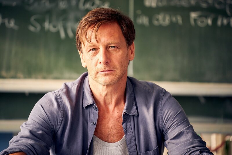 Hendrik Duryn als ‚Der Lehrer‘ Stefan Vollmer – Bild: TVNOW /​ Frank Dicks
