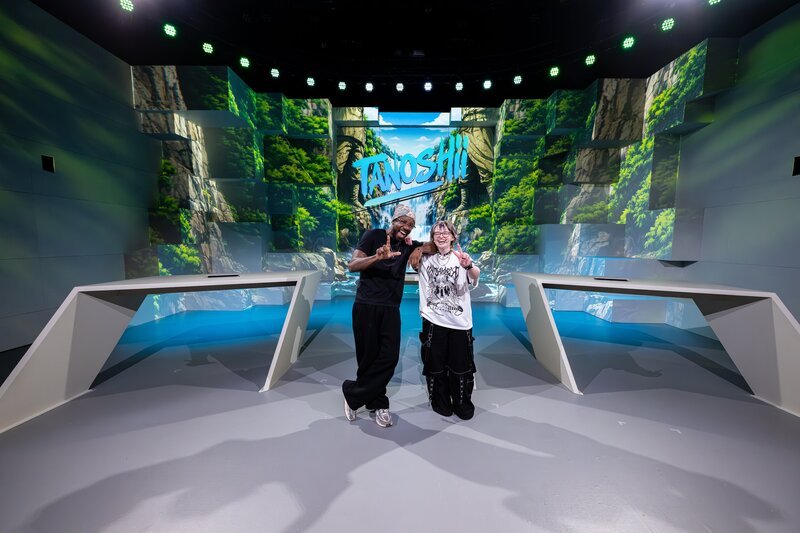 Creator „Blessed“ (links) und Fan Serafina (rechts) stellen sich einem konkurrierenden Duo im „Tanoshii Naruto-Special“. – Bild: ZDF/​Julian Niklas Canto