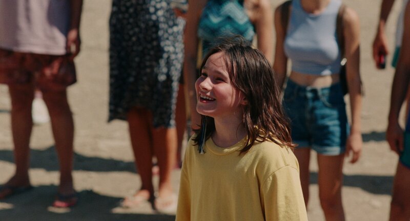 Sophie (Frankie Corio) genießt an der Schwelle vom Kind zum Teenager unbeschwert und neugierig das Leben. – Bild: ZDF und Sarah Makharine Sophie (Frankie Corio) genießt an der Schwelle vom Kind zum Teenager unbeschwert und neugierig das Leben. – Bild: ZDF und Sarah Makharine