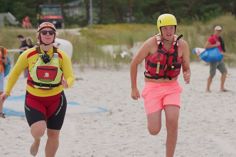Rettungssportler müssen nicht nur im Wasser, sondern auch an Land sehr schnell sein. – Bild: NDR/​Mingamedia