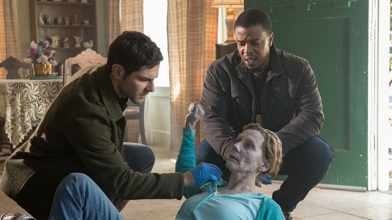 l-r: Nick Burkhardt (David Giuntoli), Esther Blake (Lorraine Bahr), Hank Griffin (Russell Hornsby) – Bild: PLURIMEDIA (NBC Universal)