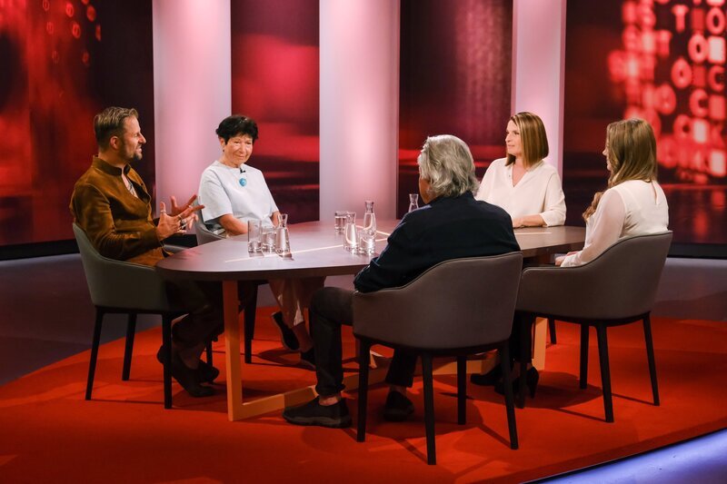 Philipp Hochmair, Helga Nowotny, Barbara Stöckl, Elisa Thurner, Gert Steinbäcker. – Bild: ORF/​Günther Pichlkostner