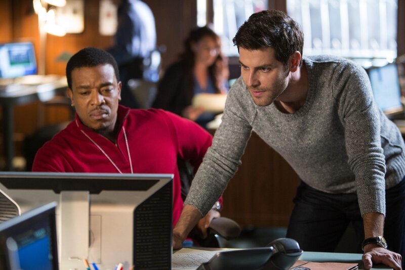 Das Gift eines Insekts überträgt ein mysteriöses Virus, dass mehrere Menschen in vampirähnliche Wesen verwandelt. Gelingt es Hank Griffin (Russell Hornsby, l.) und Nick Burkhardt (David Giuntoli), ein Gegengift zu finden? – Bild: Chupacabra