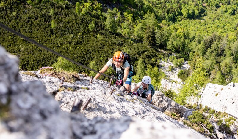 Nicole Schmutzer (roter Helm) und Alexandra Bengesser im Klettersteig Katrin – Bild: Eduardo Gellner /​ ServusTV