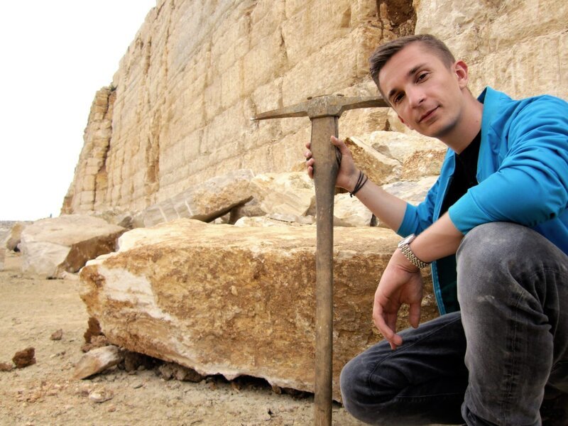 Eric Mayer in einem Steinbruch im Altmühltal – Bild: ZDF/​Dirk Beppler
