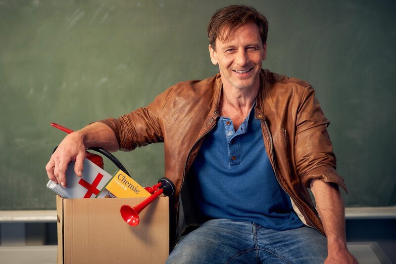 Hendrik Duryn als ‚Der Lehrer‘ Stefan Vollmer – Bild: TVNOW /​ Frank Dicks